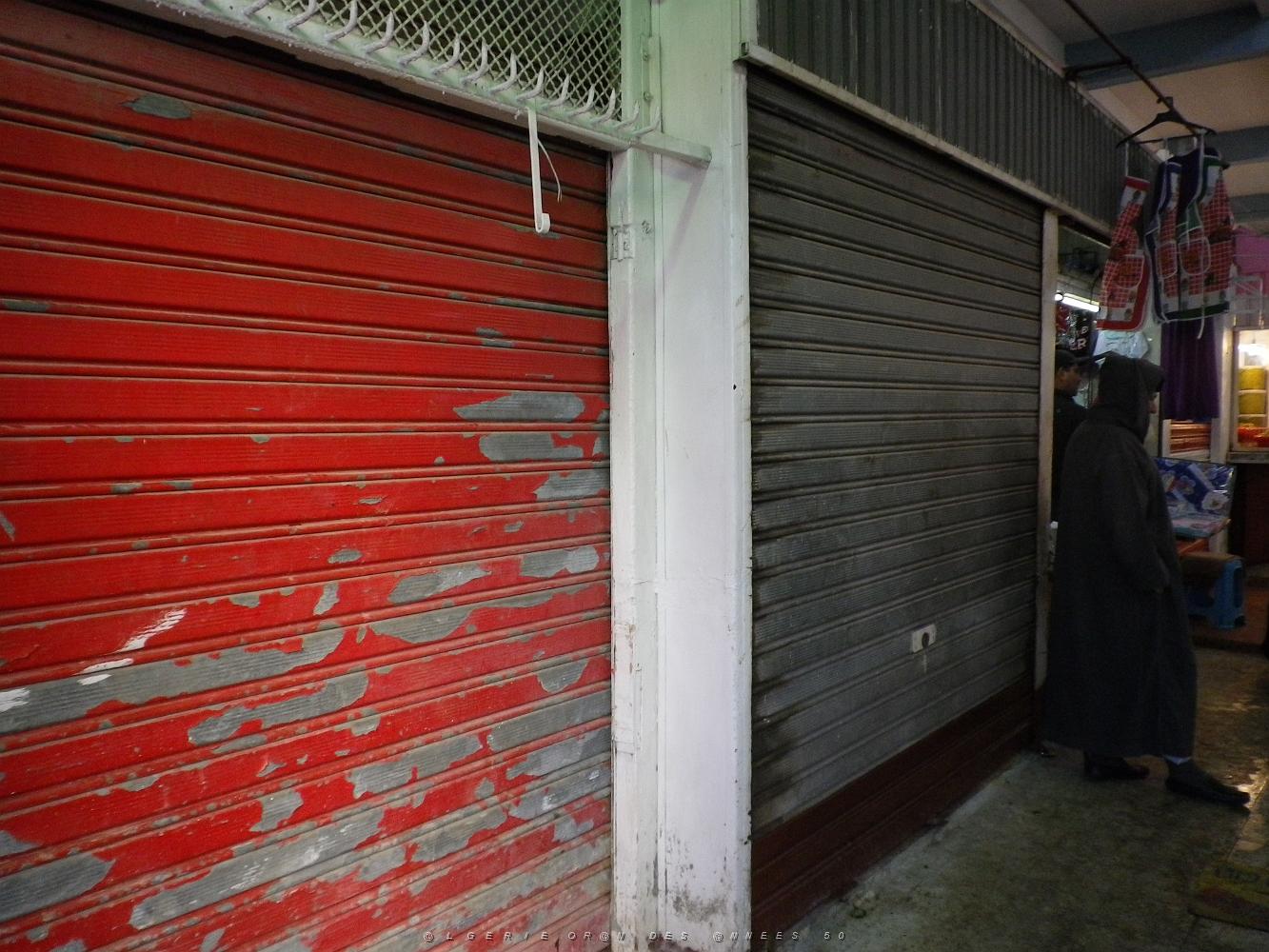 1430 interieur du marche, 1 magasin a gauche travaillait RAYMONDE ALEMAN.JPG